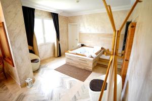 Postel nebo postele na pokoji v ubytování Hotel Fiuggi Terme Resort & Spa