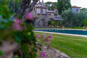 une maison et une piscine dans une cour dans l'établissement Tenuta le Viste - panoramic Villa, à Scandicci