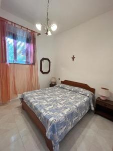 特里尼塔迪亞古圖的住宿－Casa Vacanze Sant'Orsola，一间卧室设有一张床和一个窗口