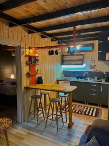 cocina con mesa y taburetes en una habitación en İstanbuldere Bungalov, en Sapanca