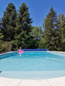 Bazén v ubytování Maison de campagne avec jardin/piscine + cheminée nebo v jeho okolí