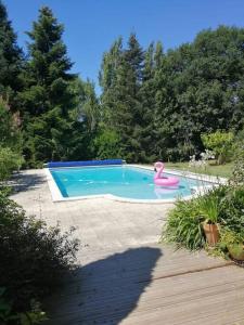 Bazén v ubytovaní Maison de campagne avec jardin/piscine + cheminée alebo v jeho blízkosti