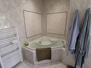 Kúpeľňa v ubytovaní Maison de campagne avec jardin/piscine + cheminée