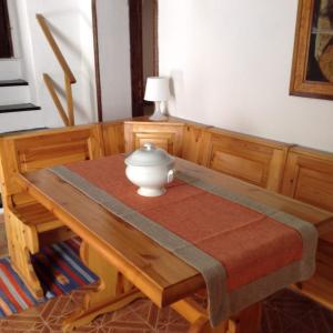 un tavolo di legno con un vaso sopra di Casa SILVIO a Sesta Godano