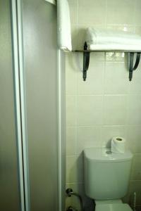een badkamer met een toilet en een rol toiletpapier bij Oya Butik Otel in Bodrum City
