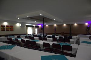 una grande stanza con tavoli e sedie di Guest House Bavaria a Rundu