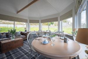 uma sala de jantar com mesa e cadeiras em Balmridge House, Loch Ness, Bed & Breakfast em Drumnadrochit