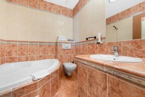 łazienka z wanną, umywalką i toaletą w obiekcie Hotel Palace w Pilznie +11 zdjęć