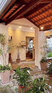 a courtyard with potted plants in a house at Hotel Rio in Guarujá