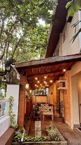 eine Terrasse eines Hauses mit einer Bank und einem Tisch in der Unterkunft Hotel Rio in Guarujá