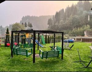 Afbeelding uit fotogalerij van Casa Teodor Rucăr Casă de oaspeți in Rucăr +43 foto's