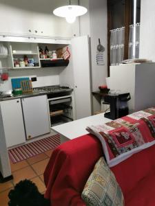 a kitchen with a red couch in a room at Appartamento Alba - Residence Montesole in Ponte di Legno