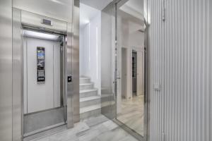 a elevator in a building with a glass door at Apartamentos Haranas, parking incluido in Córdoba