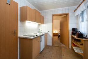 une petite cuisine avec évier et comptoir dans l'établissement Haus 1, à Ückeritz