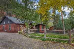Κήπος έξω από το Cozy Modern House seconds from Roaring Fork River