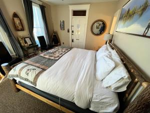 Gallery image of Historic Branson Hotel - Fisherman's Cove Room with King Bed - Downtown - FREE TICKETS INCLUDED in Branson