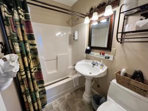 Gallery image of Historic Branson Hotel - Fisherman's Cove Room with King Bed - Downtown - FREE TICKETS INCLUDED in Branson