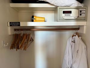 Gallery image of Historic Branson Hotel - Fisherman's Cove Room with King Bed - Downtown - FREE TICKETS INCLUDED in Branson