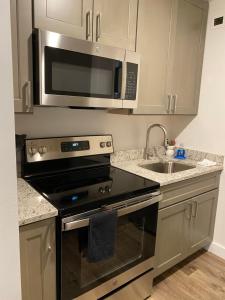 een keuken met een fornuis en een magnetron bij Modernized Studio Apartment in Gadsden, AL in Gadsden