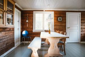 a dining room with a table and a window at Breiva Gjestegaard og Glamping in Bø