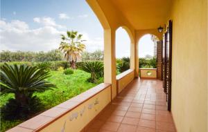 balcón con vistas al jardín en Lovely Home In Rotondellabasilicata With Wifi, en Piano di Santa Laura