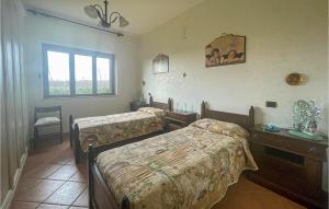 1 dormitorio con 2 camas y ventana en Lovely Home In Rotondellabasilicata With Wifi, en Piano di Santa Laura