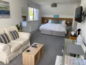 sala de estar con cama y sofá en Kerryanna Country House Bed and Breakfast en Mevagissey