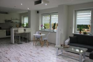 una sala de estar con un sofá y una mesa en Ferienwohnung „Blaues Schild“, en Dorndorf 17 fotos más