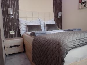 Posteľ alebo postele v izbe v ubytovaní Bowery Guest Houses - Árnyas vendégházak