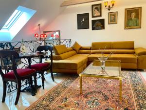 ein Wohnzimmer mit einem Sofa und einem Tisch in der Unterkunft LOFT W RYNKU Z JACUZZI in Supraśl
