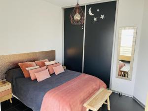 Posteľ alebo postele v izbe v ubytovaní T2 Front de Mer 2pers 1 minute de la plageT2 de 44 m2 plus terrasse 16m2 , vue mer panoramique et en face de la plage Cet appartement refait à neuf bénéficie d'un confort et d un équipement optima Cet appartement est idéal pour 2 personnes avec sa chamb