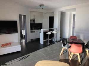 Televízia a/alebo spoločenská miestnosť v ubytovaní T2 Front de Mer 2pers 1 minute de la plageT2 de 44 m2 plus terrasse 16m2 , vue mer panoramique et en face de la plage Cet appartement refait à neuf bénéficie d'un confort et d un équipement optima Cet appartement est idéal pour 2 personnes avec sa chamb