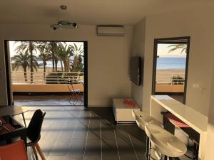 Posedenie v ubytovaní T2 Front de Mer 2pers 1 minute de la plageT2 de 44 m2 plus terrasse 16m2 , vue mer panoramique et en face de la plage Cet appartement refait à neuf bénéficie d'un confort et d un équipement optima Cet appartement est idéal pour 2 personnes avec sa chamb