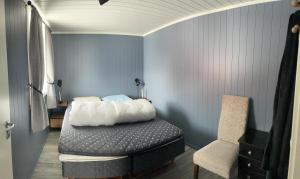 Un pat sau paturi într-o cameră la Reinefjord panorama