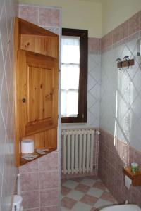 ein Bad mit einem WC und einem Fenster in der Unterkunft affittacamere la torre in Tegoleto