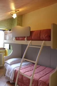 1 Schlafzimmer mit 2 Etagenbetten und einem Schreibtisch in der Unterkunft affittacamere la torre in Tegoleto