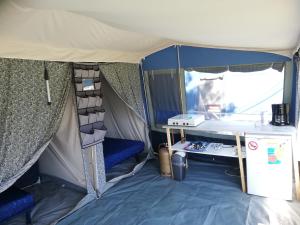 une petite tente avec une table au milieu dans l'établissement Camping La Chapelle, 