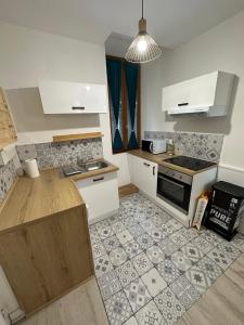 Kuchyňa alebo kuchynka v ubytovaní Appartement spacieux - proche centre et therme