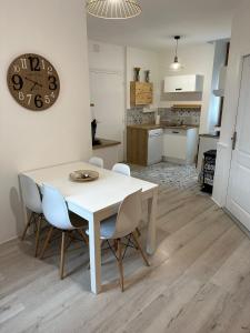 Kuchyňa alebo kuchynka v ubytovaní Appartement spacieux - proche centre et therme