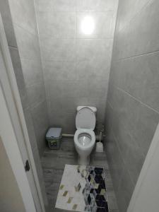 奇姆肯特的住宿－ЖК Наурыз парк，一间小浴室,在摊位设有厕所