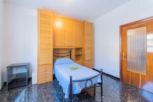 um pequeno quarto com uma cama e uma televisão em 104 - Casa Tulipano Riva Trigoso, a due passi dal mare - Posto auto privato gratis em Riva Trigoso