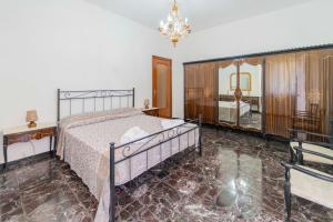 um quarto com uma cama e um espelho em 104 - Casa Tulipano Riva Trigoso, a due passi dal mare - Posto auto privato gratis em Riva Trigoso