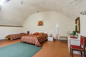 コルトーナにあるIl Nido di Turanのベッドルーム1室(ベッド2台、テーブル、椅子付)