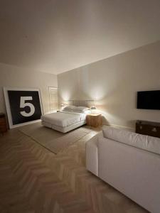 een woonkamer met 2 bedden en een bank bij Downtown collection apartments in Funchal