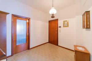 um quarto vazio com uma porta e um corredor em 104 - Casa Tulipano Riva Trigoso, a due passi dal mare - Posto auto privato gratis em Riva Trigoso