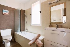 Fotografia z galérie ubytovania Maison climatisée vue mer piscine privée plage v destinácii Bandol