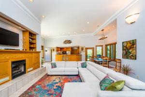 - un salon avec un canapé blanc et une cheminée dans l'établissement Villa at Stony Woods Estate mountain luxury near Asheville, à Marshall