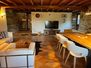 Una televisión o centro de entretenimiento en Casa Rural O Vilar