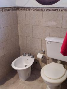 La salle de bains est pourvue de toilettes et d'un lavabo. dans l'établissement Colibri Apart Eldorado, à Eldorado
