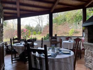 Un restaurante o sitio para comer en Casa Rural O Vilar